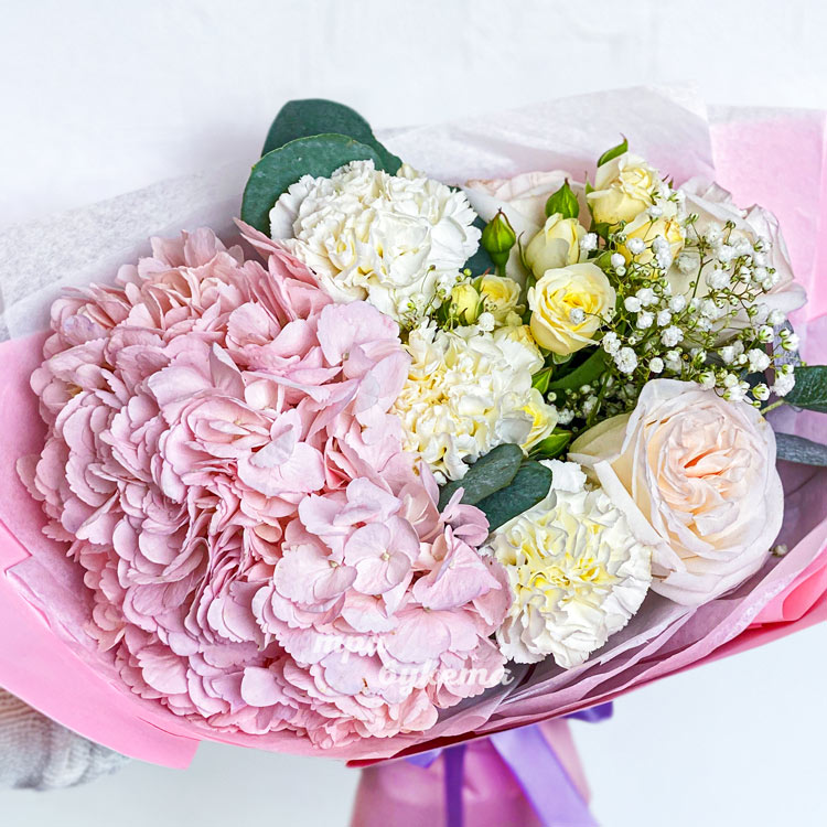 Розовый букет из гортензии, гвоздик и роз (крупный план)