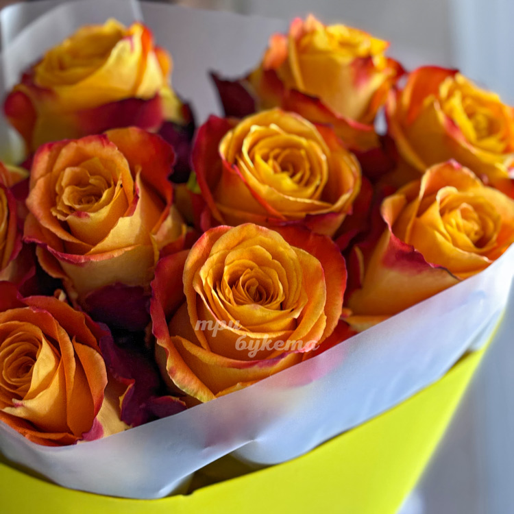 Желтый букет из 9 оранжевых роз (крупный план)